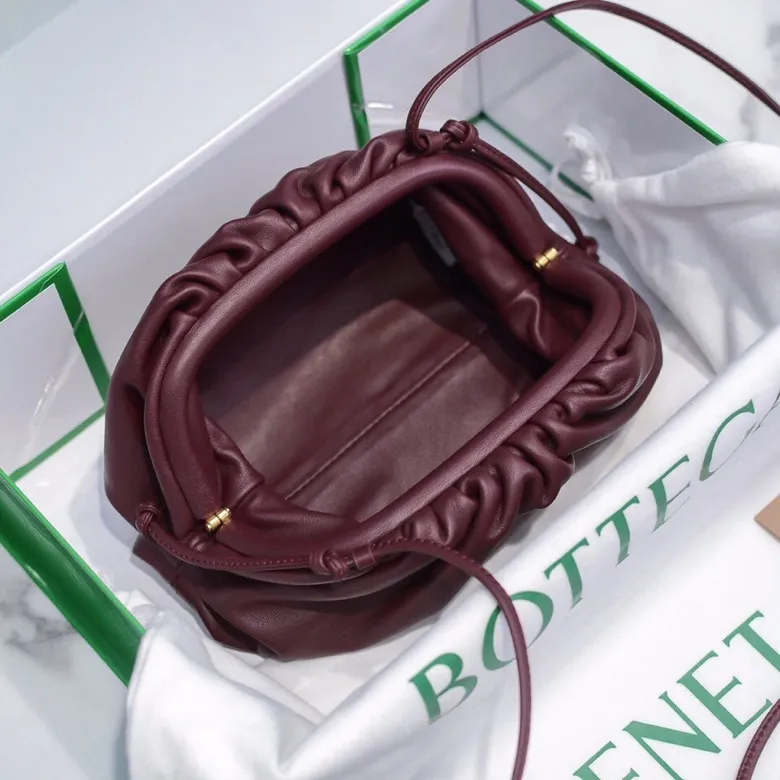 Batch 1120 Bottega Veneta cloud bag ☁️POUCH series original plain calfskin, super low-key and eye-catching, soft and casual. Major internet celebrity bloggers are crazy about calling it fashionable and classy, ​​lazy and intellectual. Small size: 23*13*8 (small cloud plain) burgundy, model: 6671